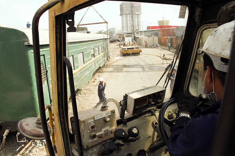 Cần cẩu di chuyển toa tàu hàng chục tấn sau sự cố sập cầu Ghềnh ảnh 9 Cần cẩu di chuyển toa tàu hàng chục tấn sau sự cố sập cầu Ghềnh ảnh 9